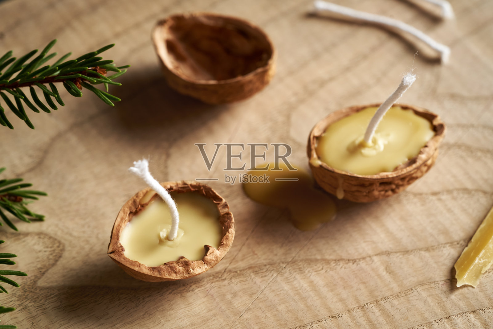 用蜂蜡和坚果壳制作圣诞蜡烛照片摄影图片