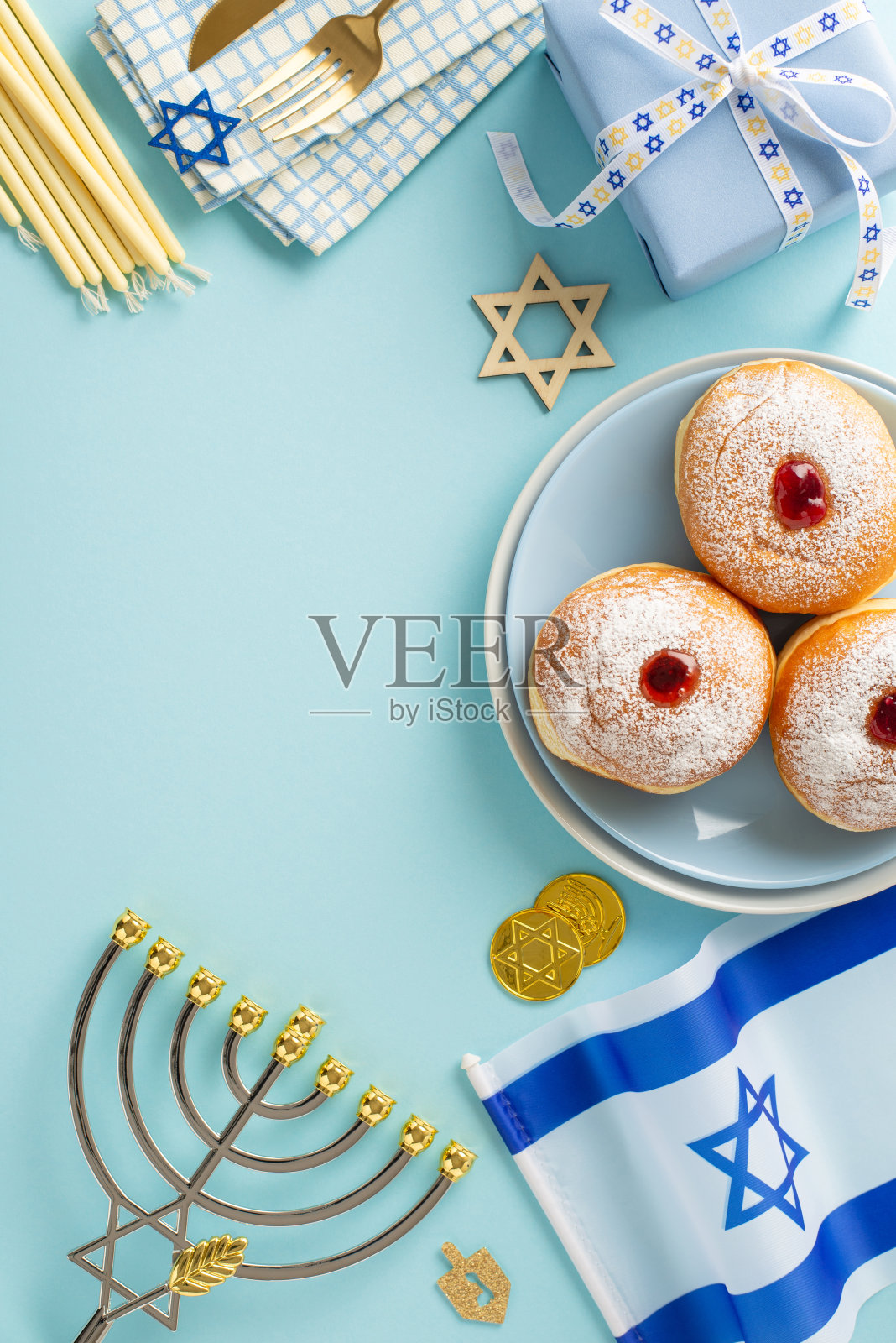 体验光明节的美丽与顶视图垂直图像的suganiyot，器具，大卫之星，以色列的国旗，礼品盒，烛台烛台，对文字或广告的淡蓝色背景照片摄影图片