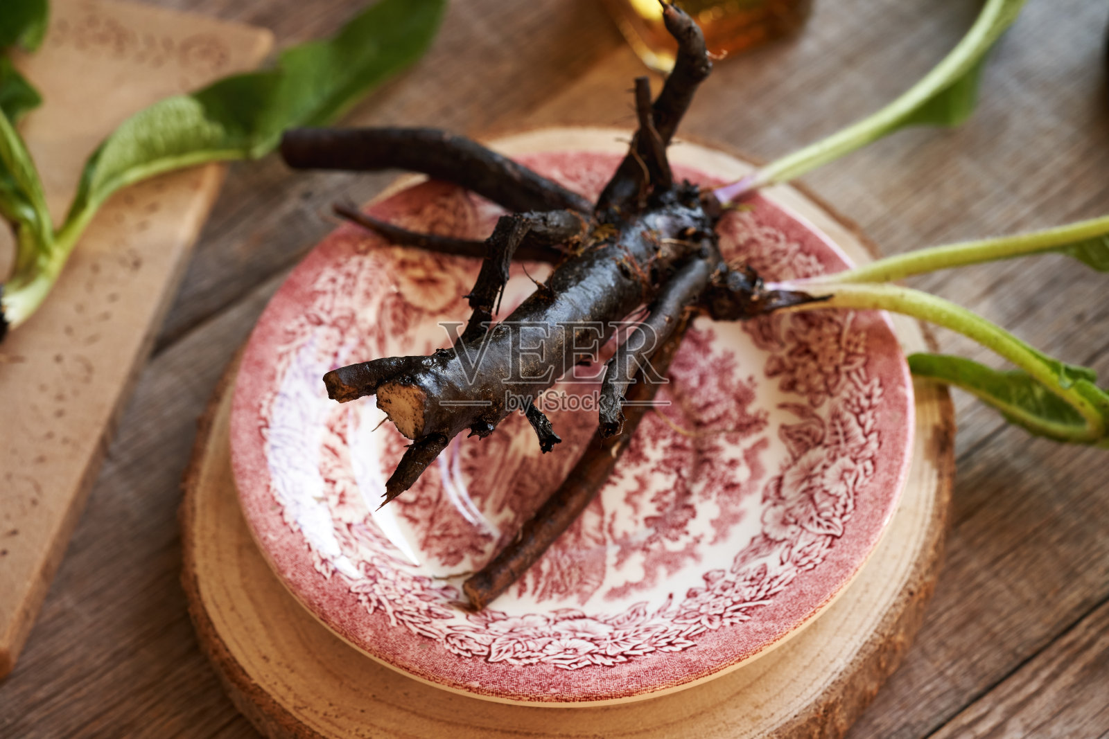 桌上放着新鲜的紫草根照片摄影图片