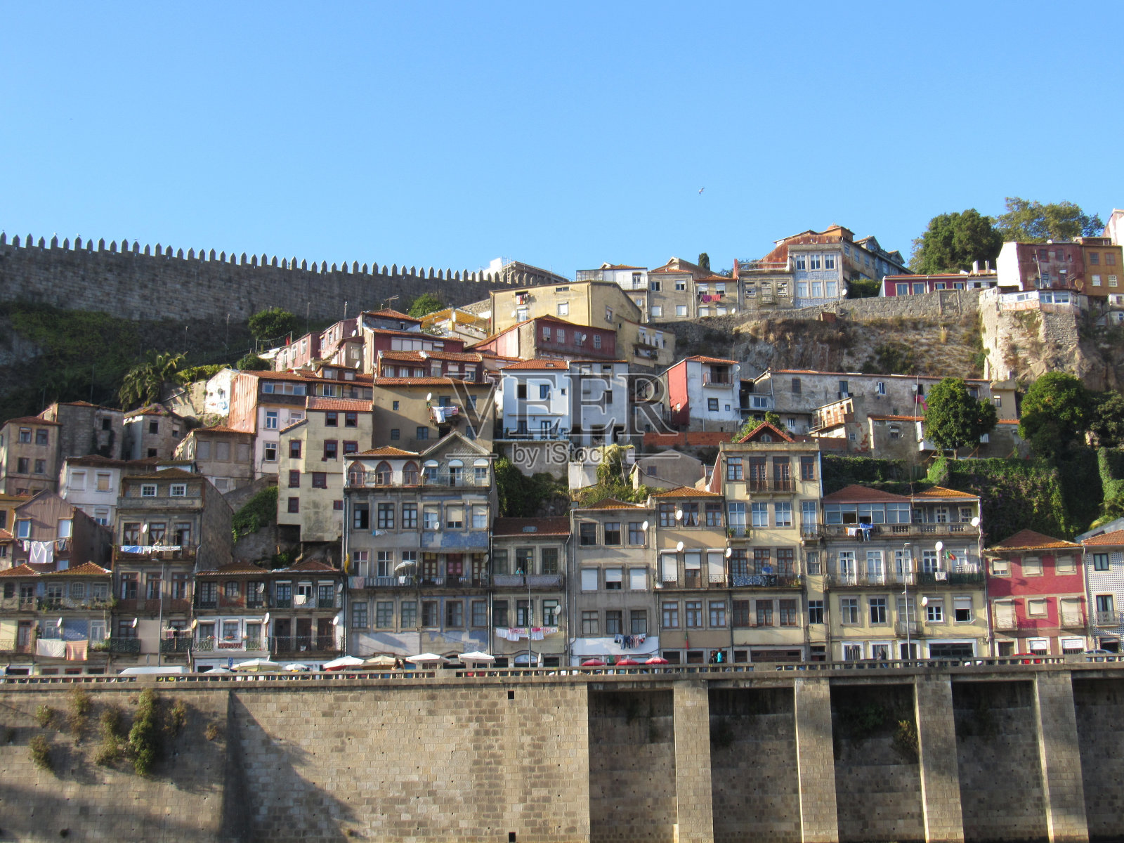 从杜罗河上的船上看到的波尔图市。照片摄影图片