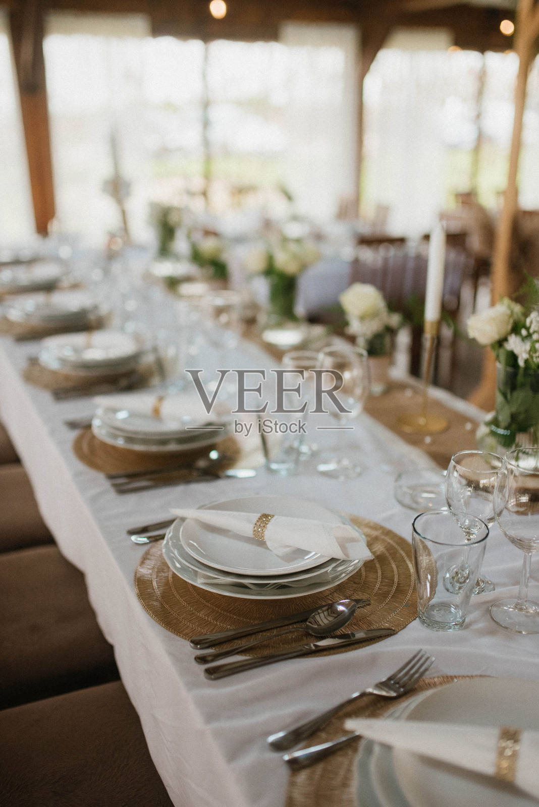 庆祝用的花卉装饰。照片摄影图片