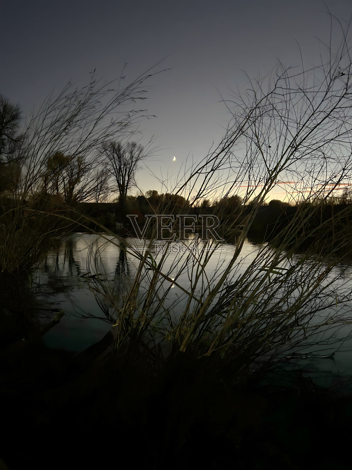 平静的夜晚照片摄影图片