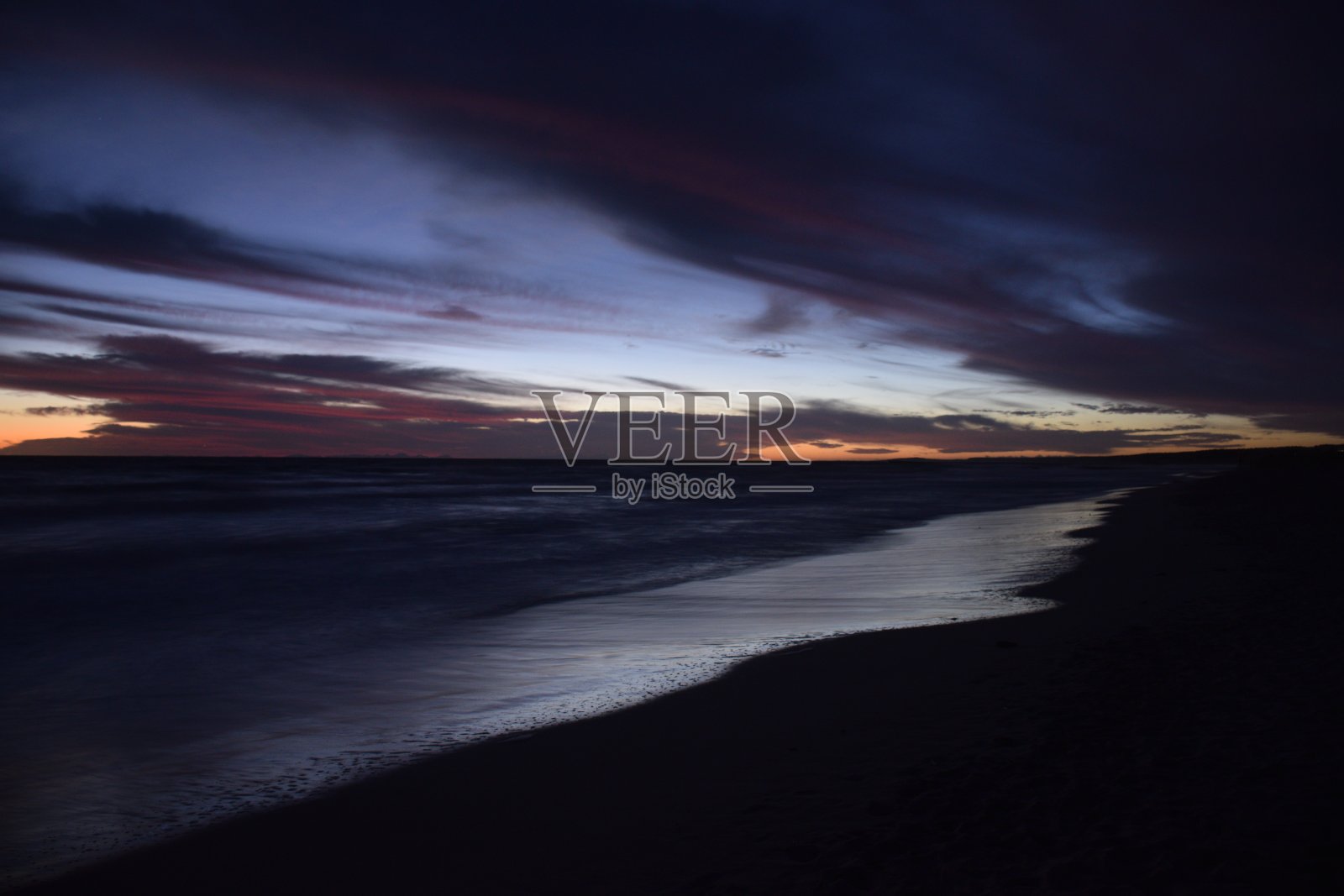 海滩上的夜晚照片摄影图片