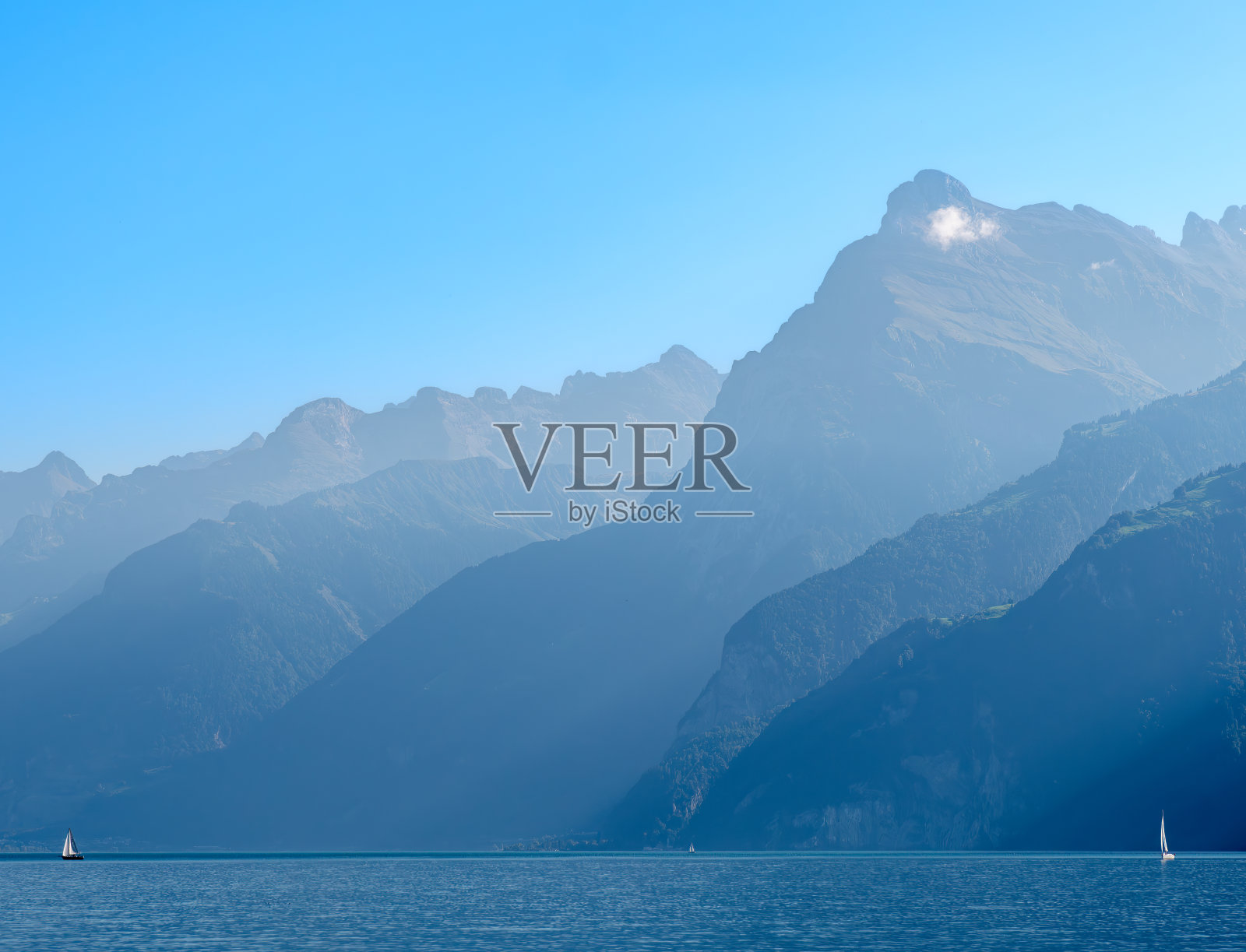 瑞士的乌纳湖和山脉的轮廓照片摄影图片