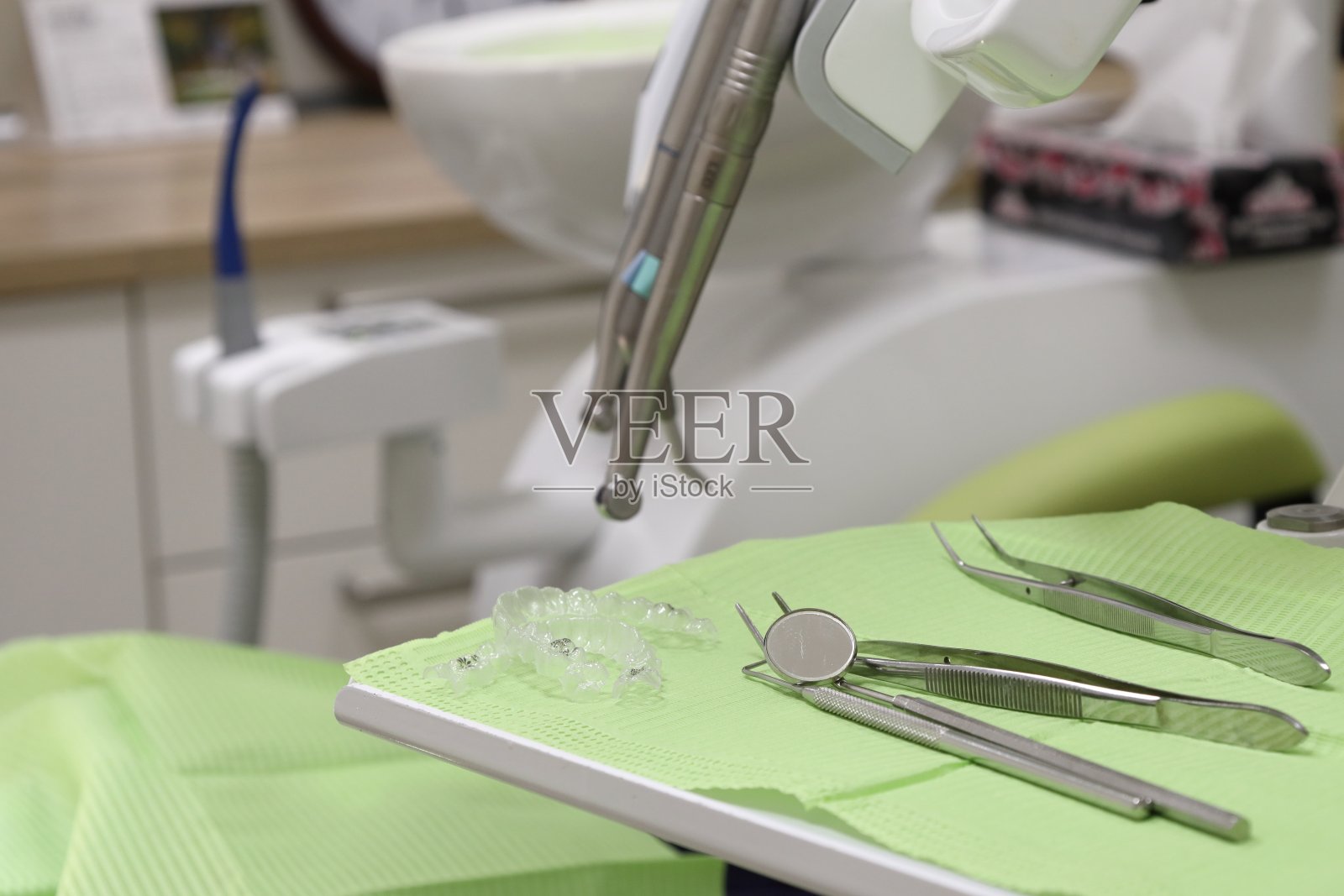 现代牙科诊所的设备，隐形覆盖在牙齿上照片摄影图片