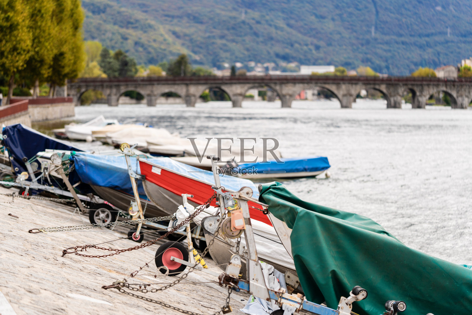 带有渔网和渔具的小型渔船，漂浮的摩托艇或风帆船照片摄影图片