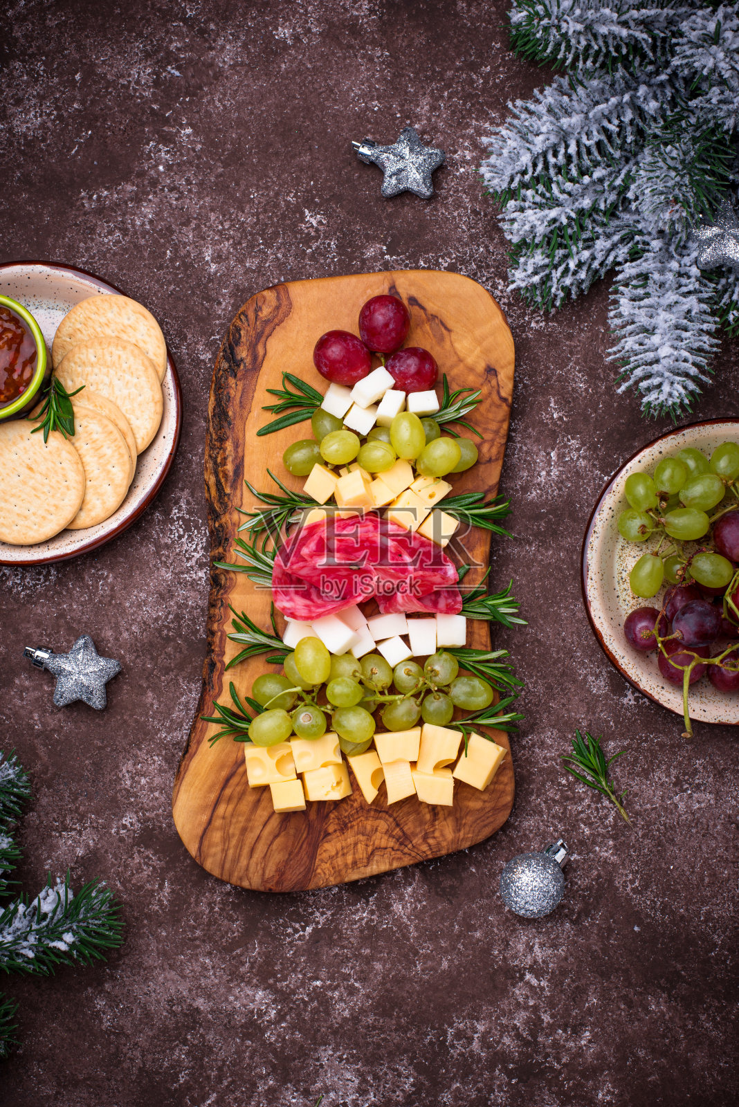 圣诞树形状的开胃菜盘。照片摄影图片
