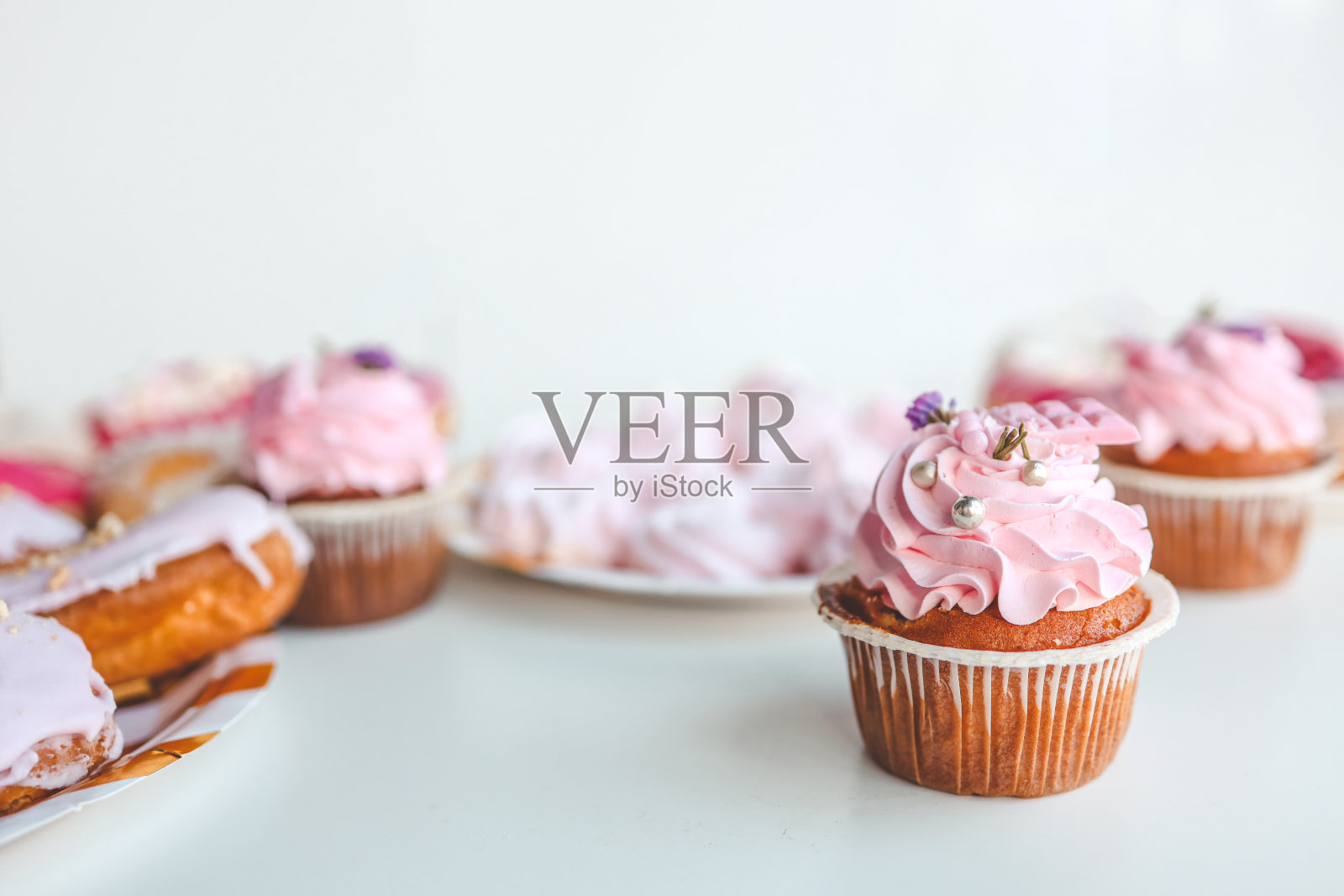 一套糖果，纸杯蛋糕，泡芙和棉花糖，节日糖果照片摄影图片