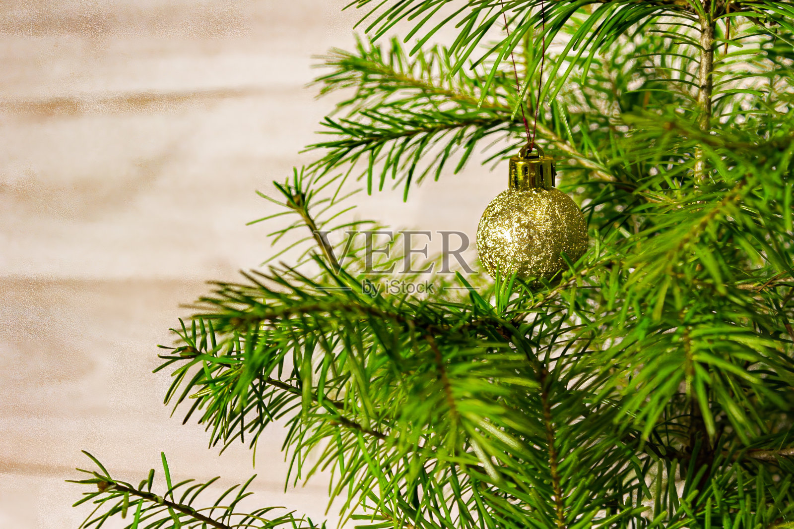 圣诞树上的圣诞装饰品。圣诞节和新年假期的概念照片摄影图片
