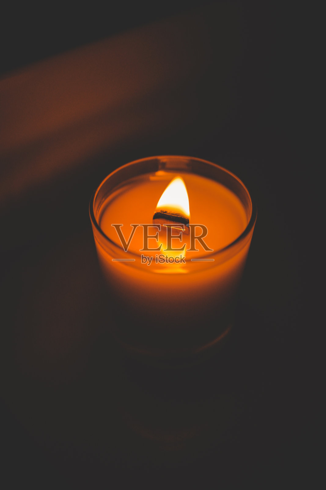 燃烧的蜡烛在黑暗的特写里照片摄影图片