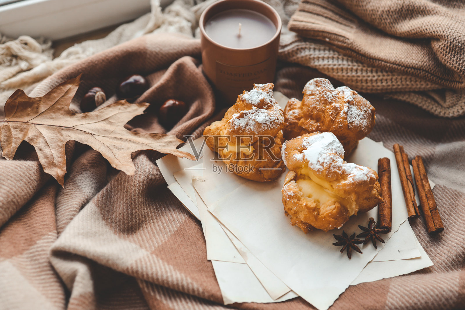 蜡烛和泡芙，温馨的画面照片摄影图片