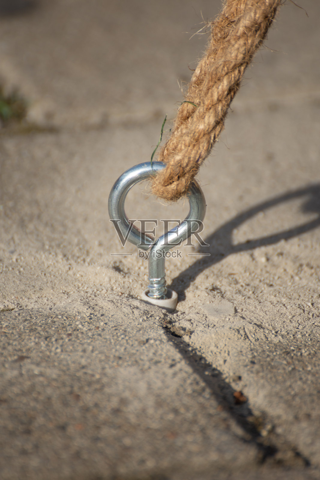 用绳子固定在混凝土中的钩子照片摄影图片