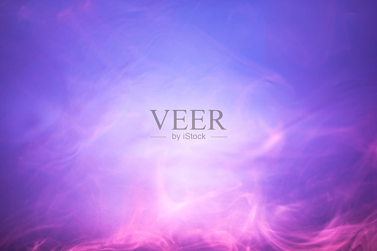 淡蓝色背景上模糊的粉色和紫色烟雾。柔和的烟雾质感照片摄影图片