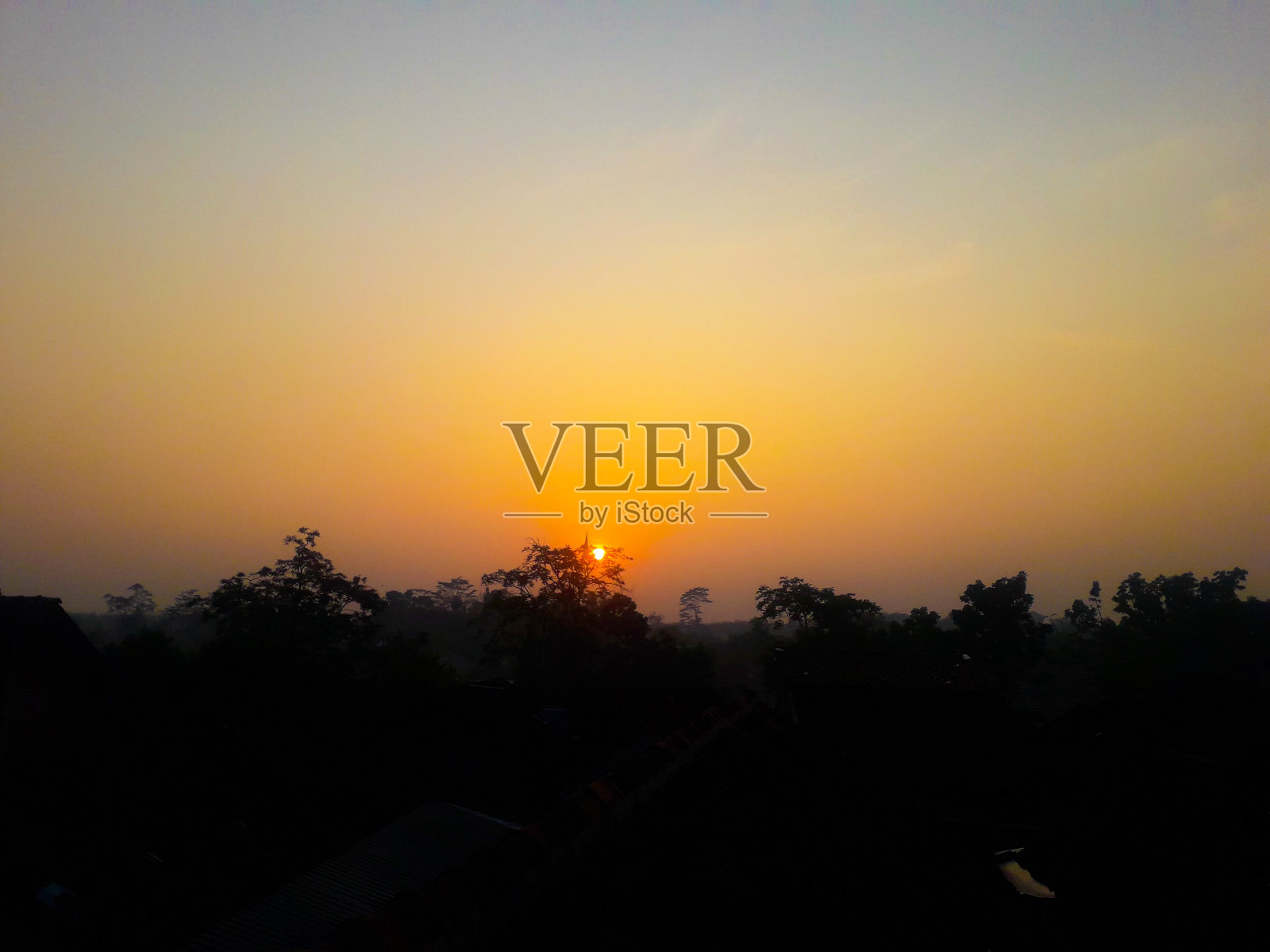 早上房子周围的风景照片摄影图片