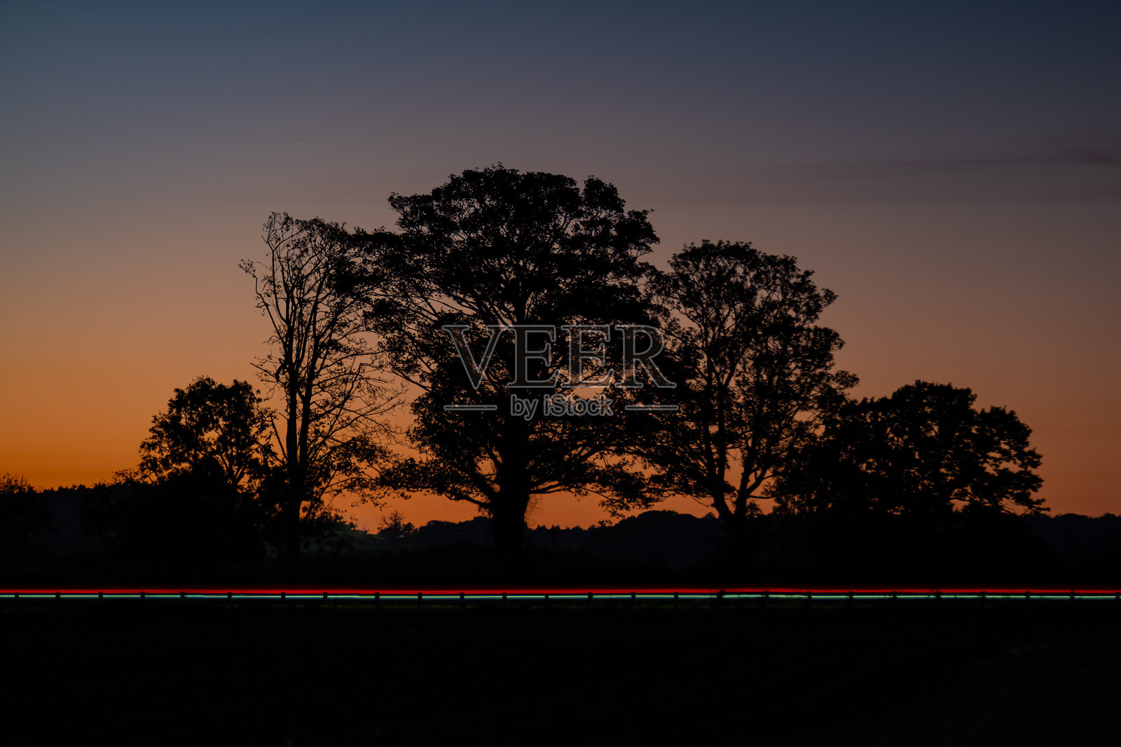 夜间行动照片摄影图片