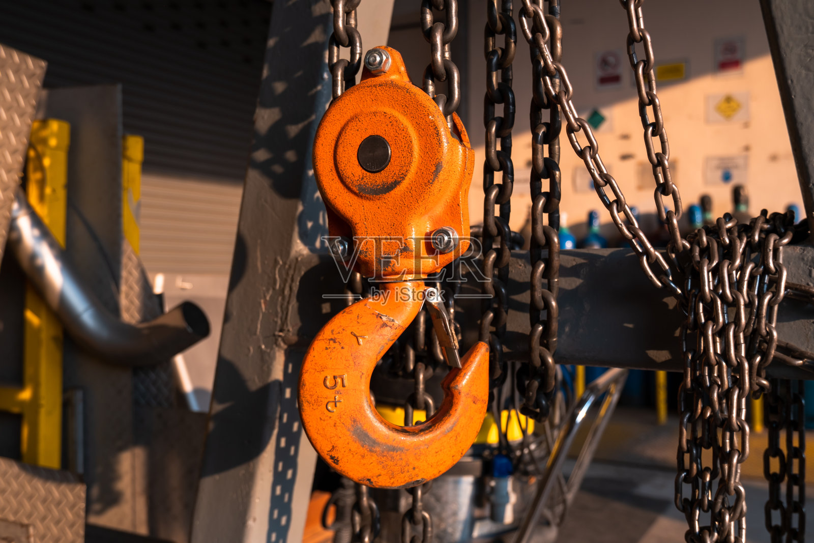 工厂中的施工起重机照片摄影图片