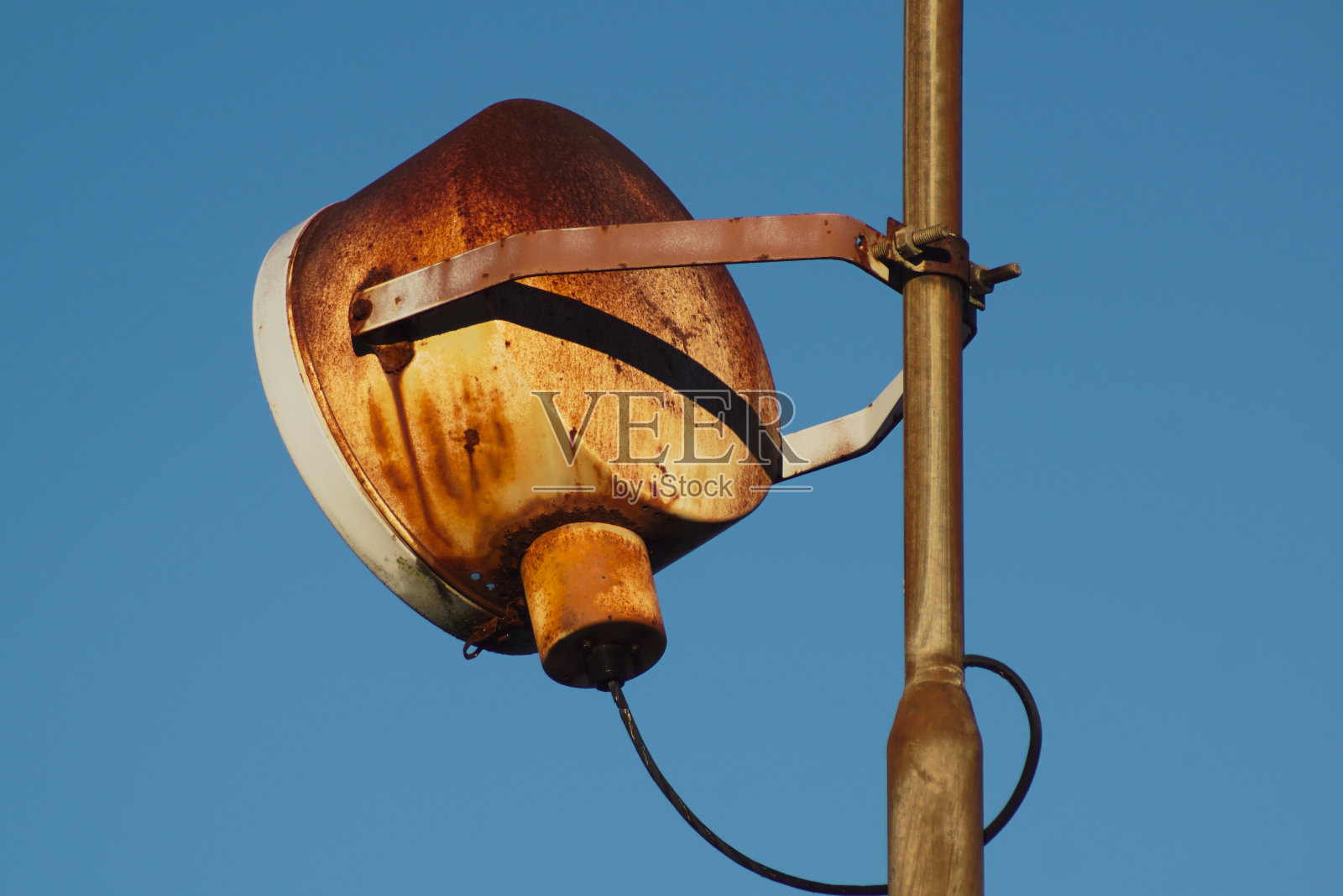 低角度的杆子与聚光灯对晴朗的蓝天照片摄影图片