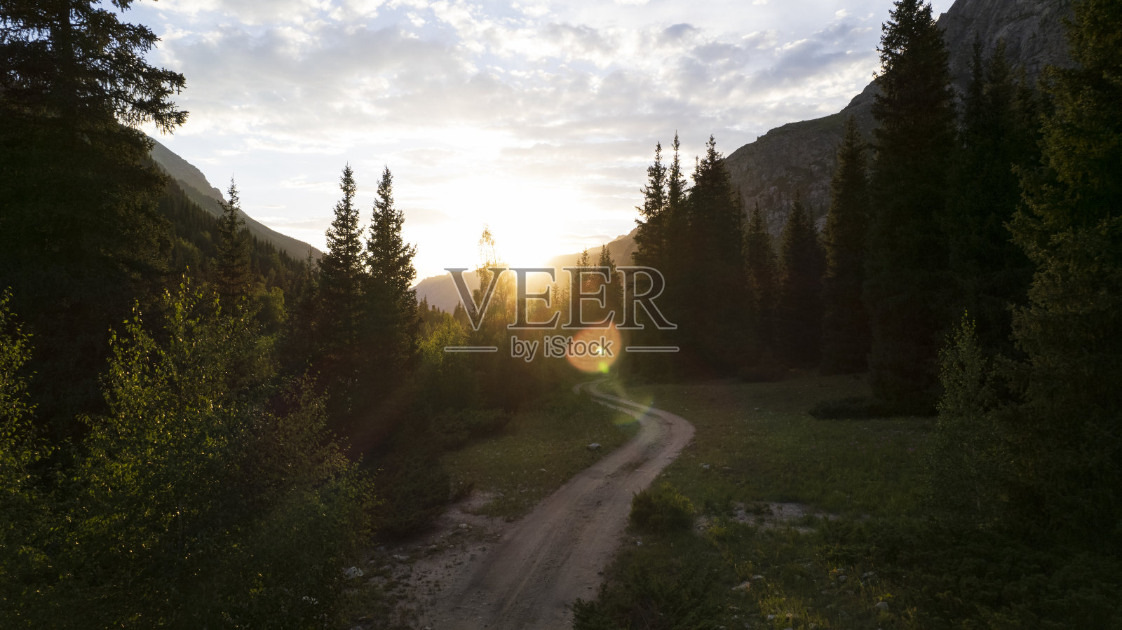 美丽的日落，可以看到绿色的峡谷照片摄影图片