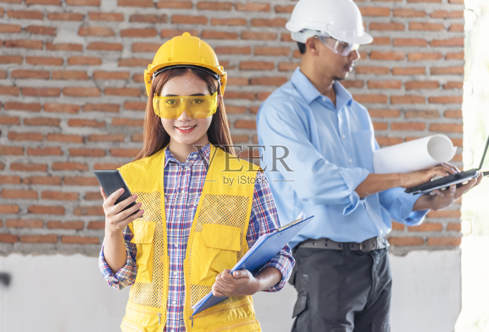 建筑商业计划书解构团队咨询合伙。施工工程师团队合作安全服信任团队在施工现场实施诚信规划。值得信赖的工程师团队。照片摄影图片