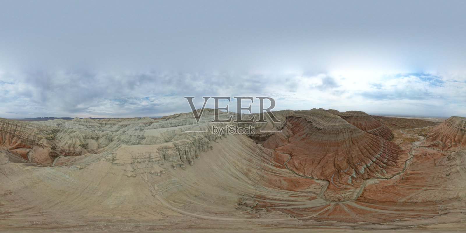 色彩斑斓的高山和由粘土制成的峡谷照片摄影图片