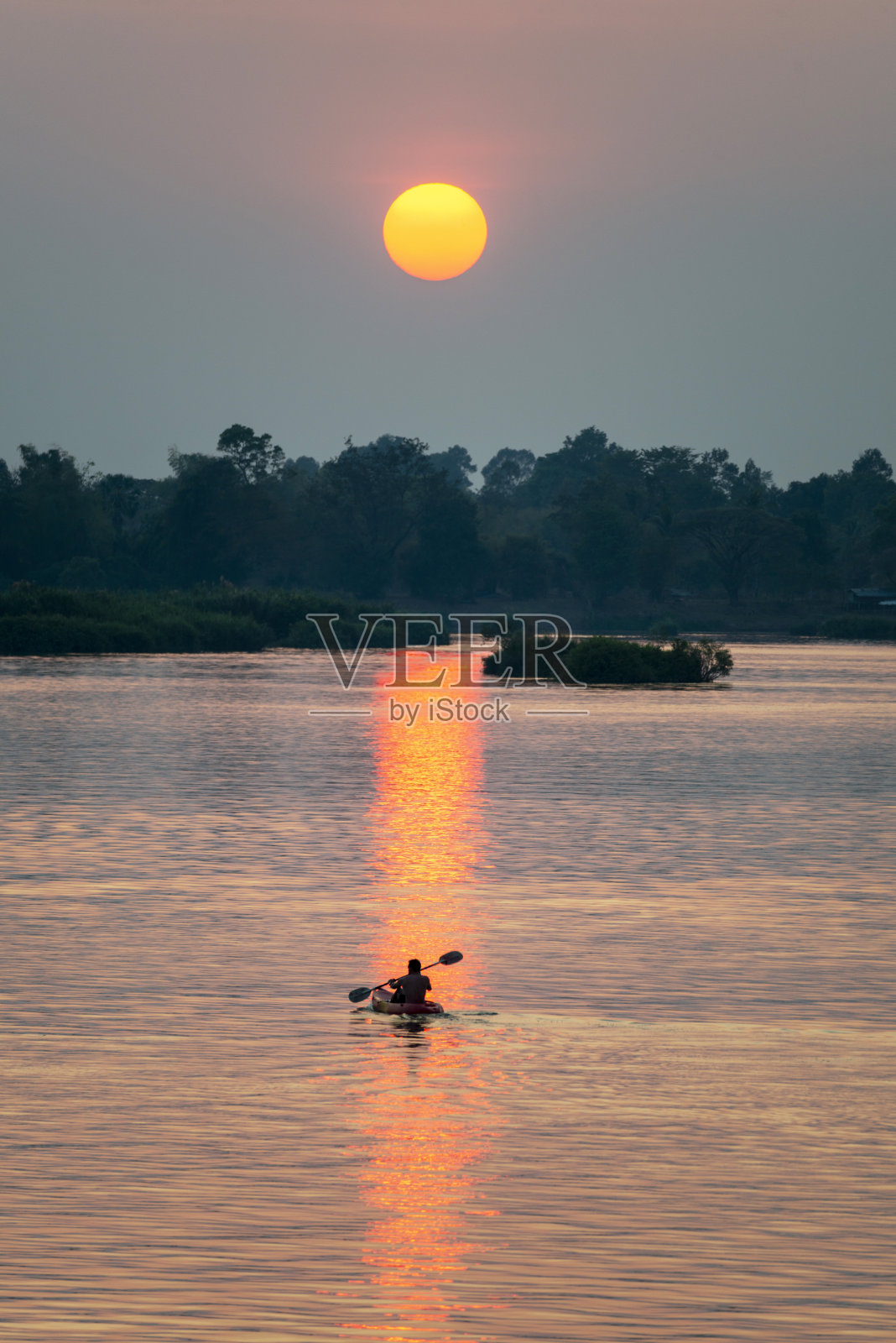 日落时分的皮划艇，在美丽的4000个岛屿上，在湄公河上，Don Det，老挝南部。东南亚。照片摄影图片
