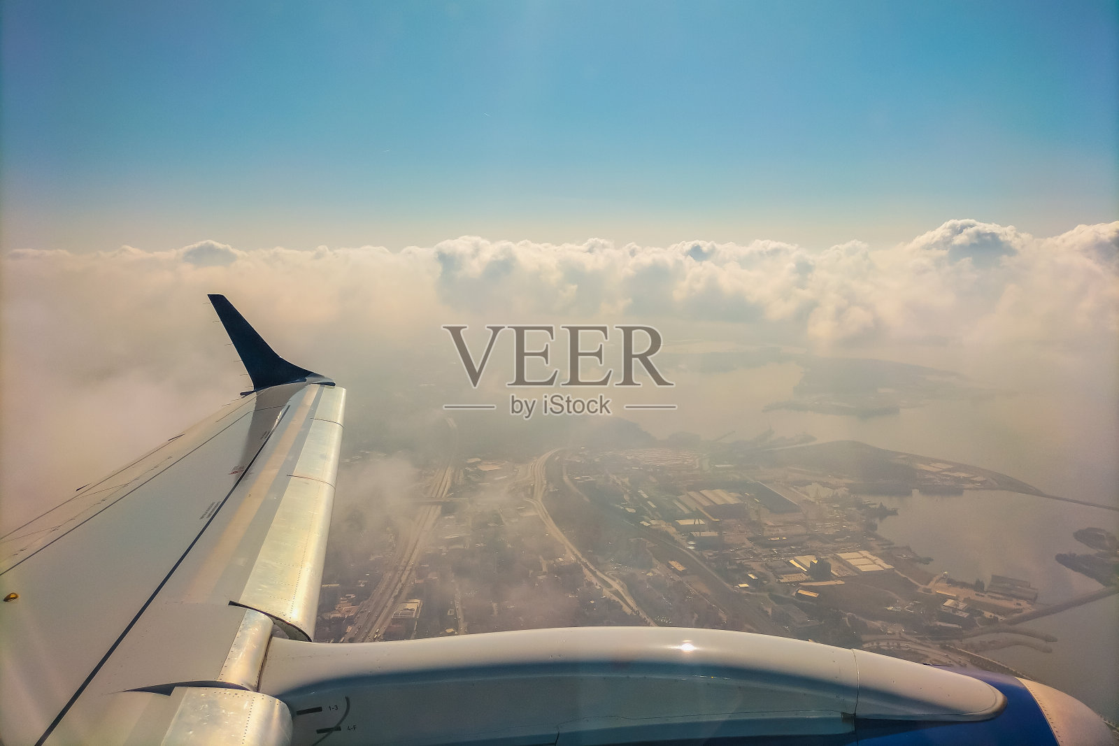 飞机舷窗外的飞行美景：思考人生与未来照片摄影图片