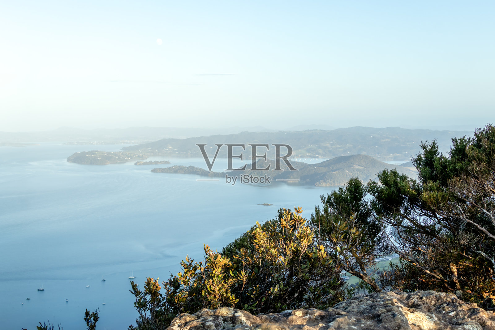 从新西兰马纳亚山顶俯瞰旺阿雷港全景照片摄影图片