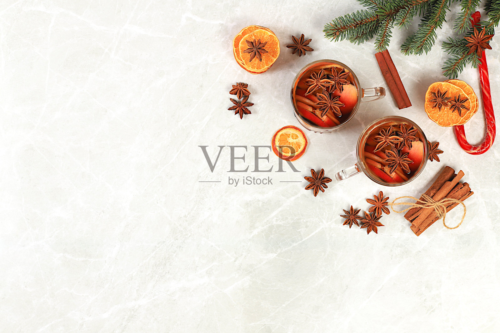 烈性酒精或不含酒精的鸡尾酒，香料、八角茴香、蔓越莓和肉桂的热葡萄酒，寒冷季节的暖冬饮品，圣诞假日酒，冬季成分，照片摄影图片