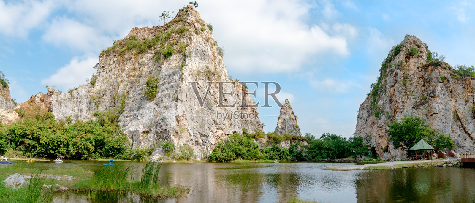 泰国拉差武里，以蓝天为背景的Khao Ngoo岩石公园全景景观。照片摄影图片