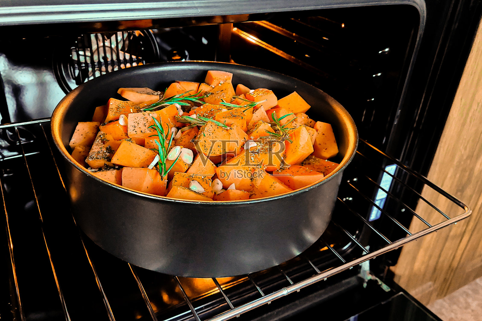 健康饮食。有机南瓜与迷迭香和大蒜烤照片摄影图片