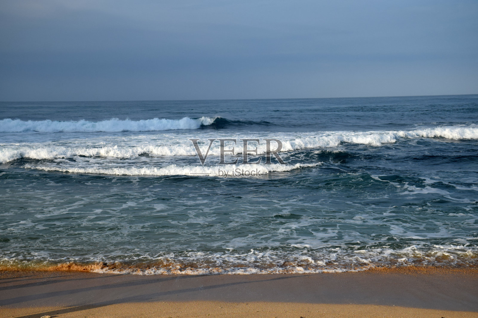 沙滩上的白沙在清晨明亮的阳光下闪闪发光照片摄影图片