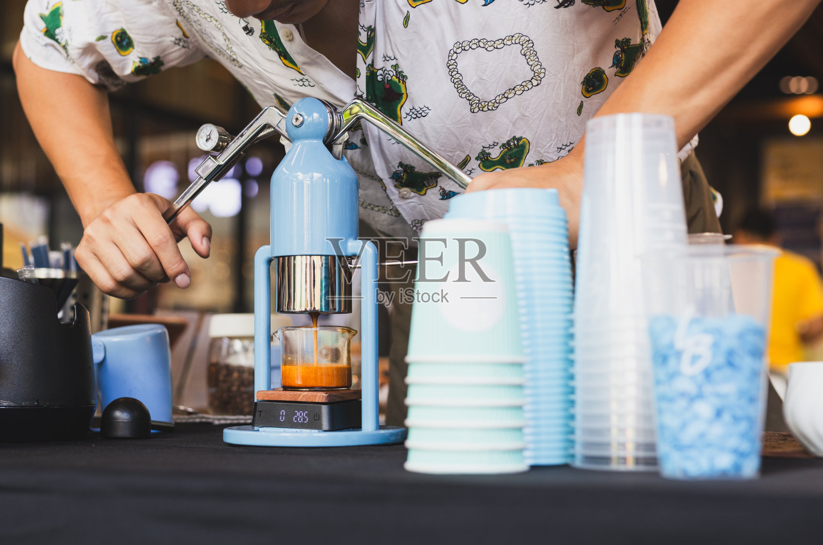 咖啡师制作新鲜酿造的浓缩咖啡从一个Leverpresso。照片摄影图片