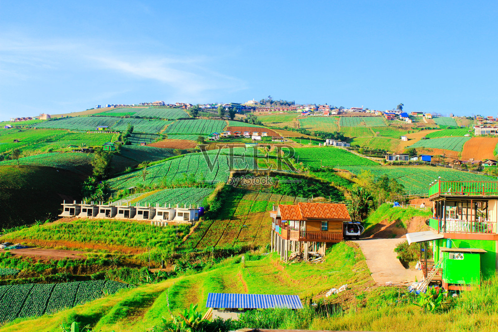 山上房子的景色。照片摄影图片