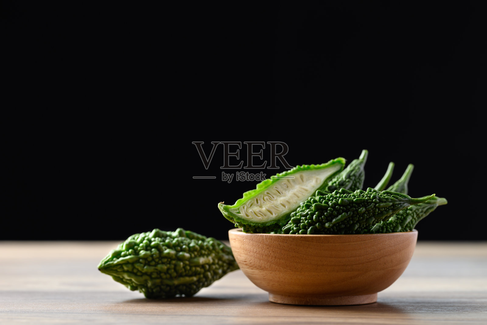 苦瓜或苦瓜，亚洲食品成分和草药照片摄影图片