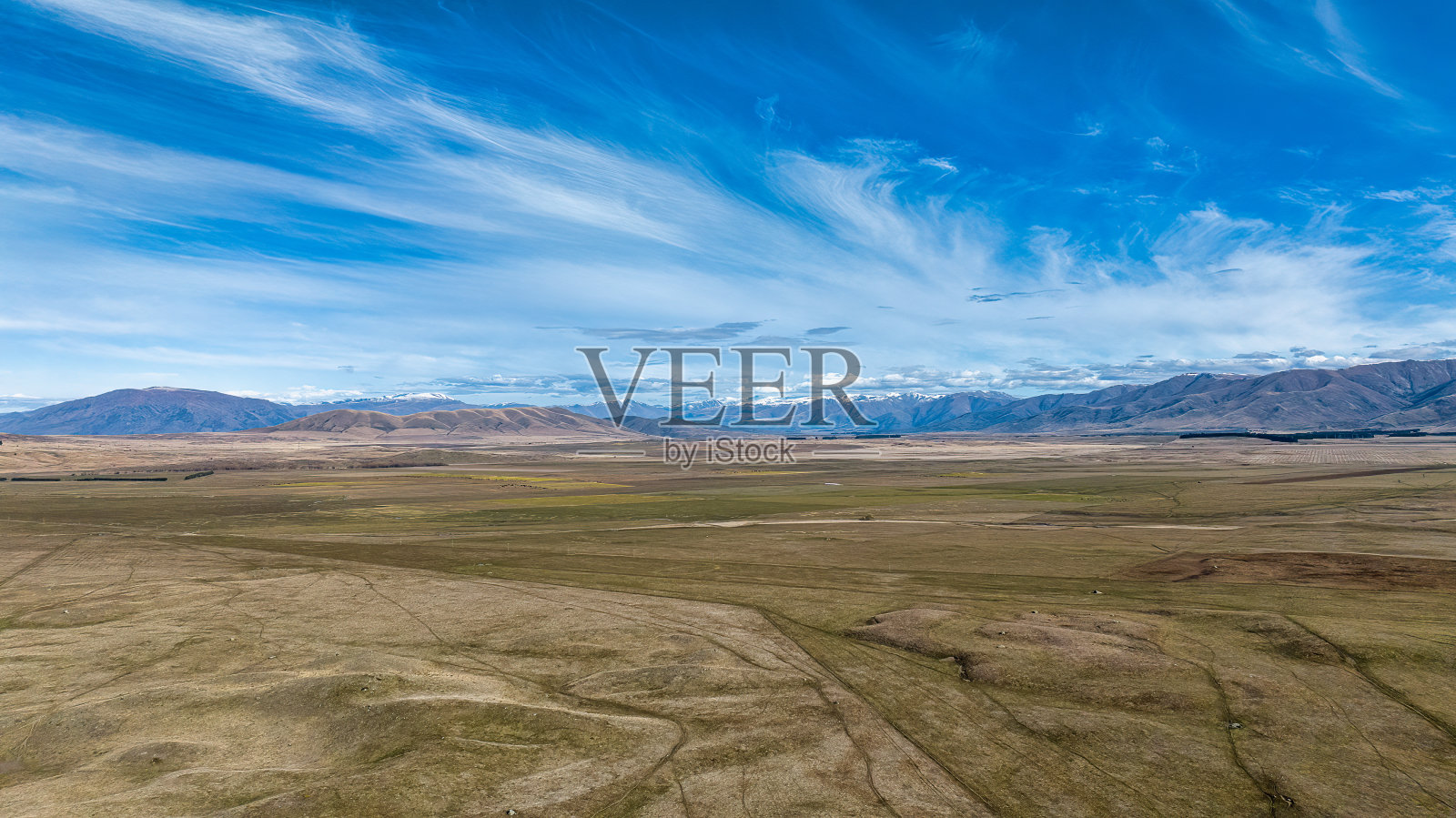 一架无人机在通往欧豪湖的乡村公路上拍摄的鸟瞰图照片摄影图片