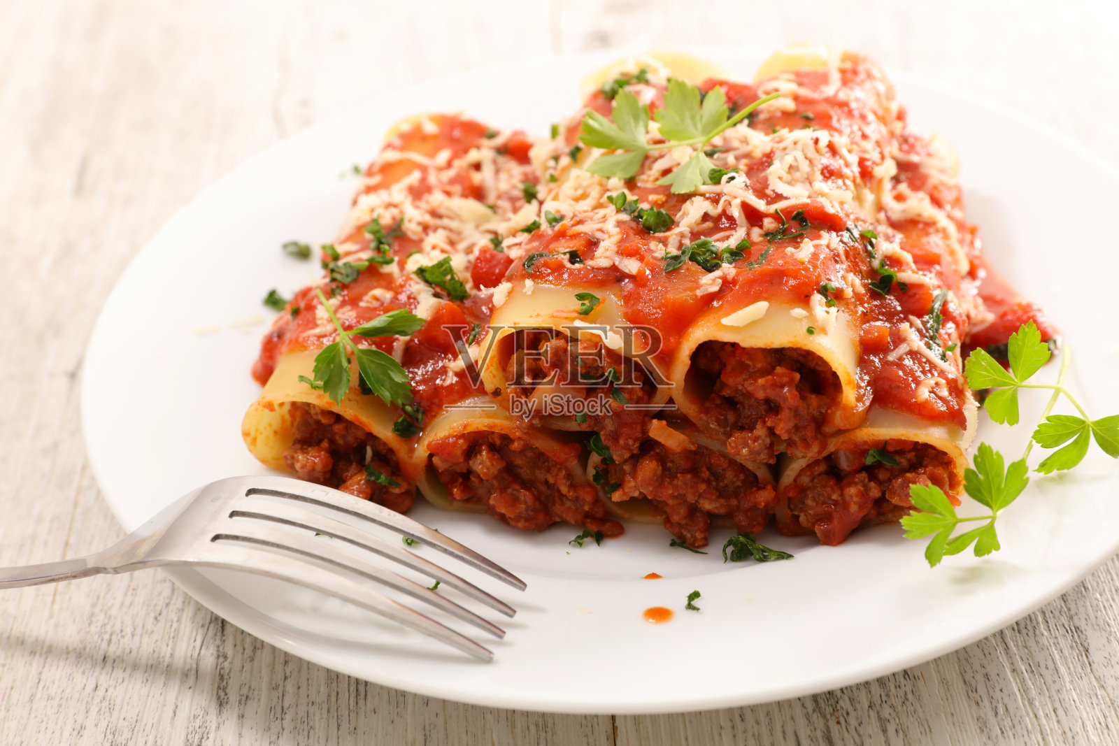 canneloni——意大利食物，用碎牛肉和番茄酱做成的面食照片摄影图片