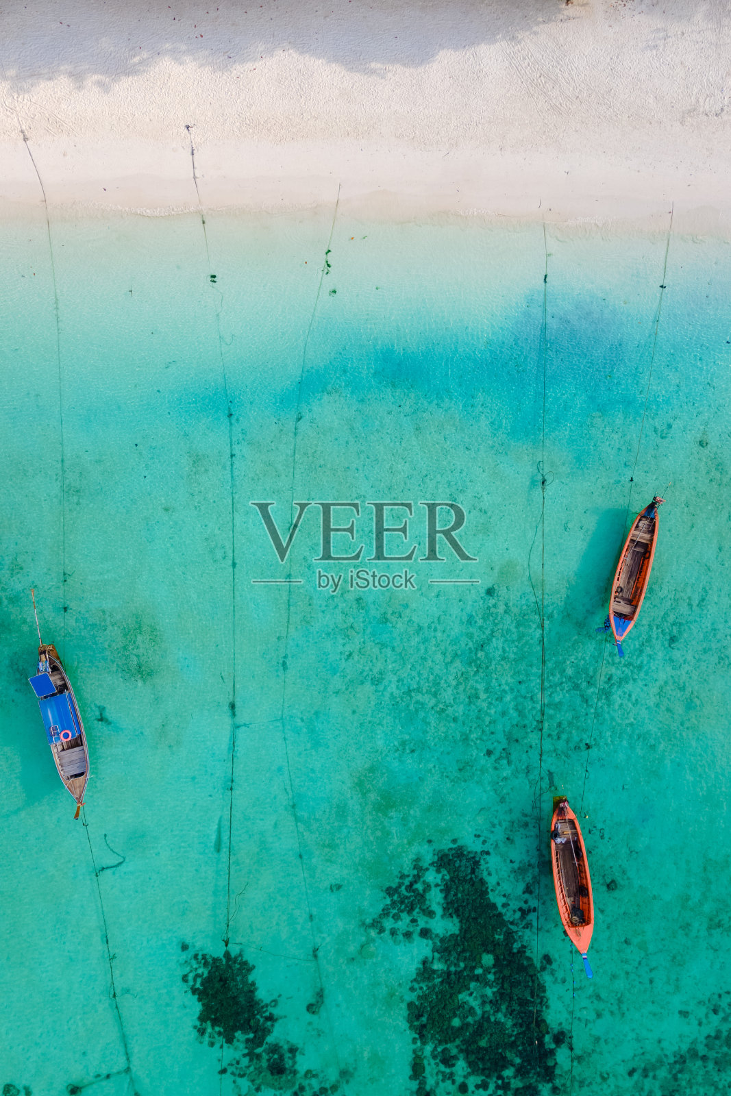 泰国南部的里佩岛，有着绿松石色的海洋和白色的沙滩照片摄影图片