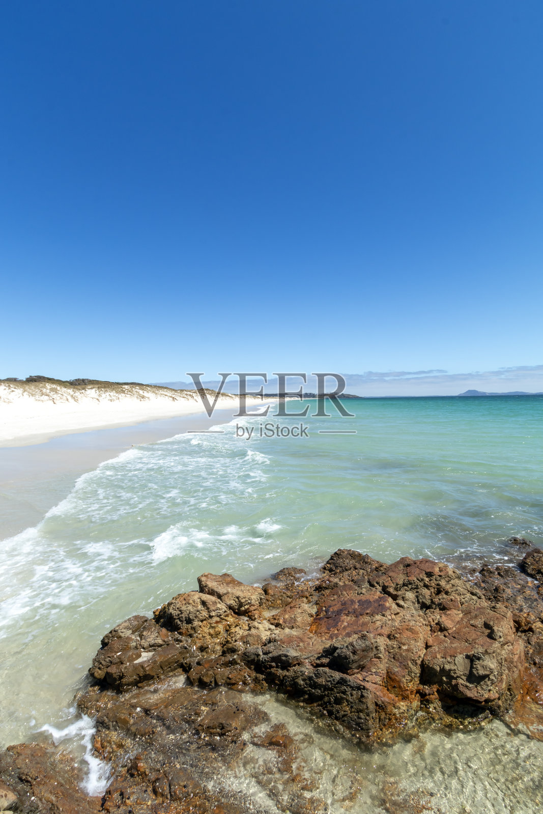 Puheke海滩清澈的海水和白色的沙滩海岸与海岸岩石卡里卡里半岛，北国，新西兰照片摄影图片