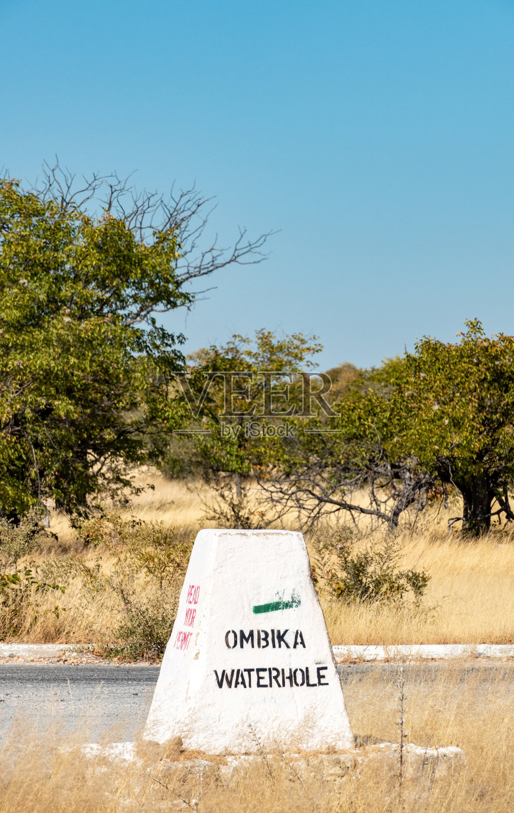 通往纳米比亚库内地区埃托沙国家公园Ombika水坑的路标照片摄影图片