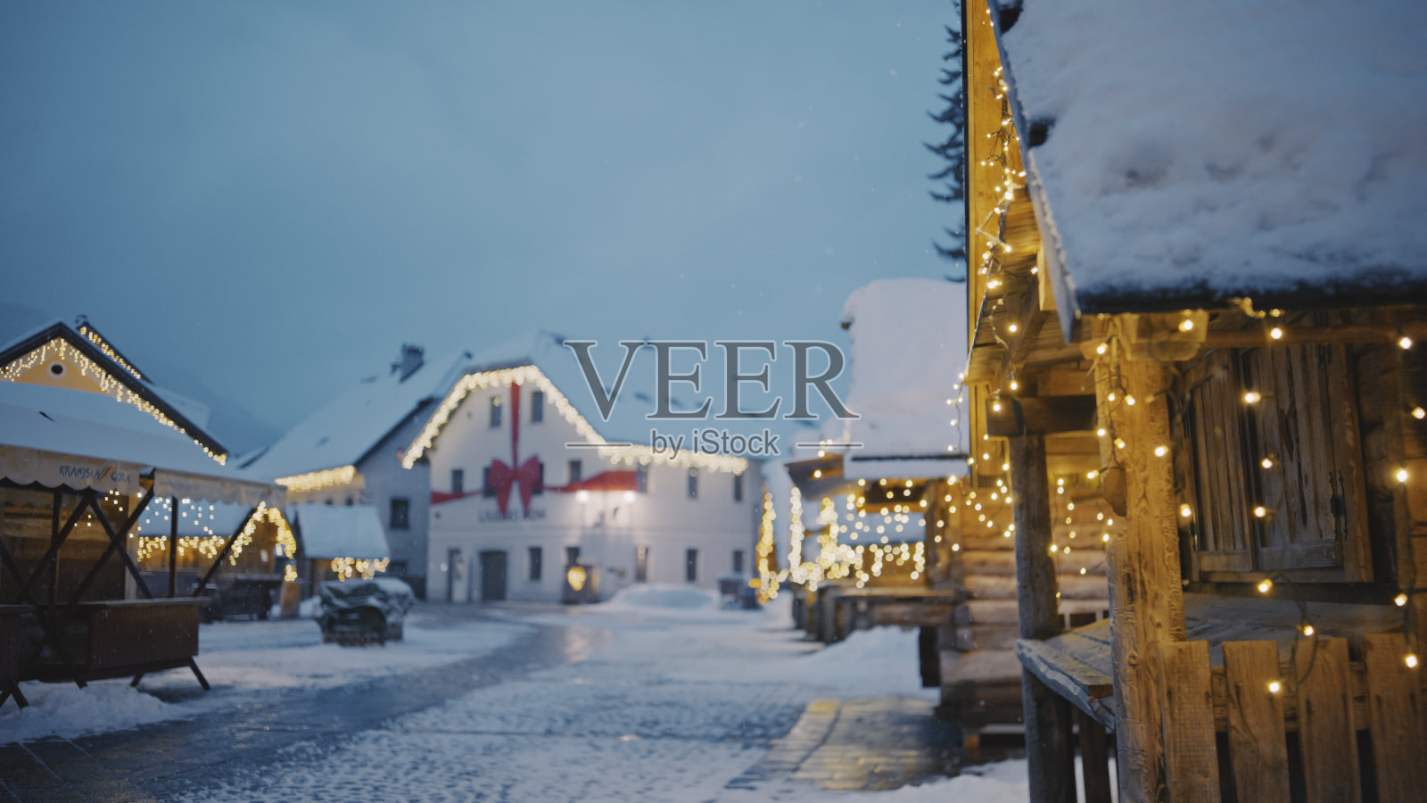 在圣诞节的蓝色时分，被照亮的白雪皑皑的高山村庄克拉尼斯卡戈拉照片摄影图片