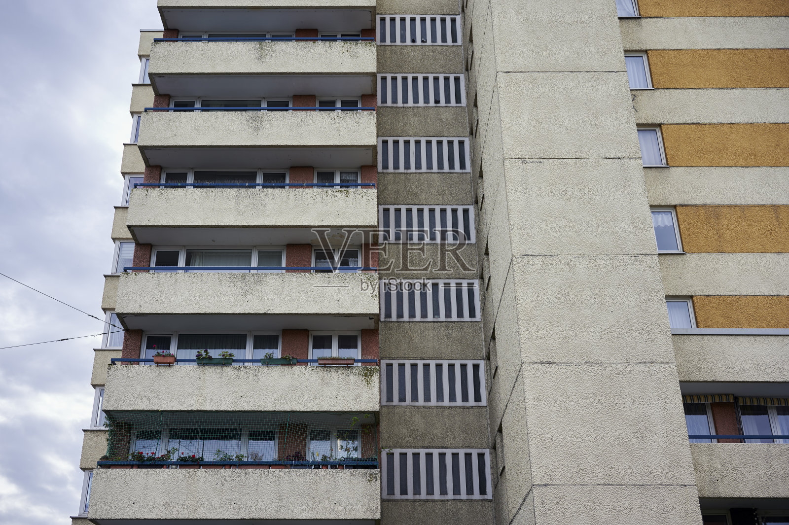 20世纪70年代公寓楼的阳台照片摄影图片