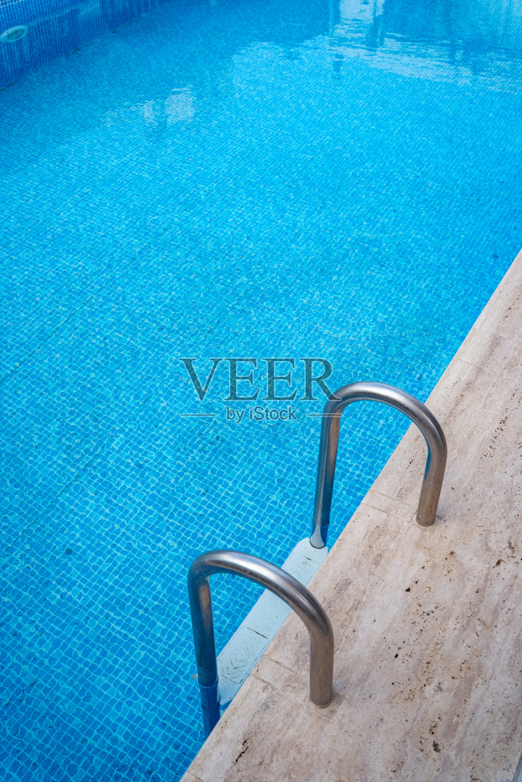 带楼梯的游泳池照片摄影图片