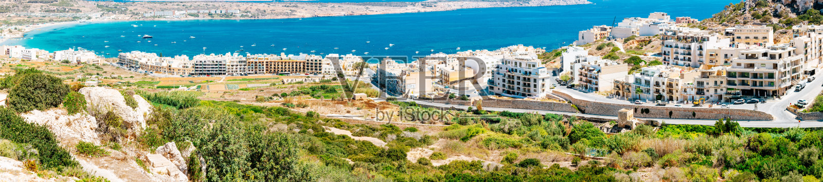 马耳他海滨度假小镇Mellieha的全景，可以看到大海。照片摄影图片