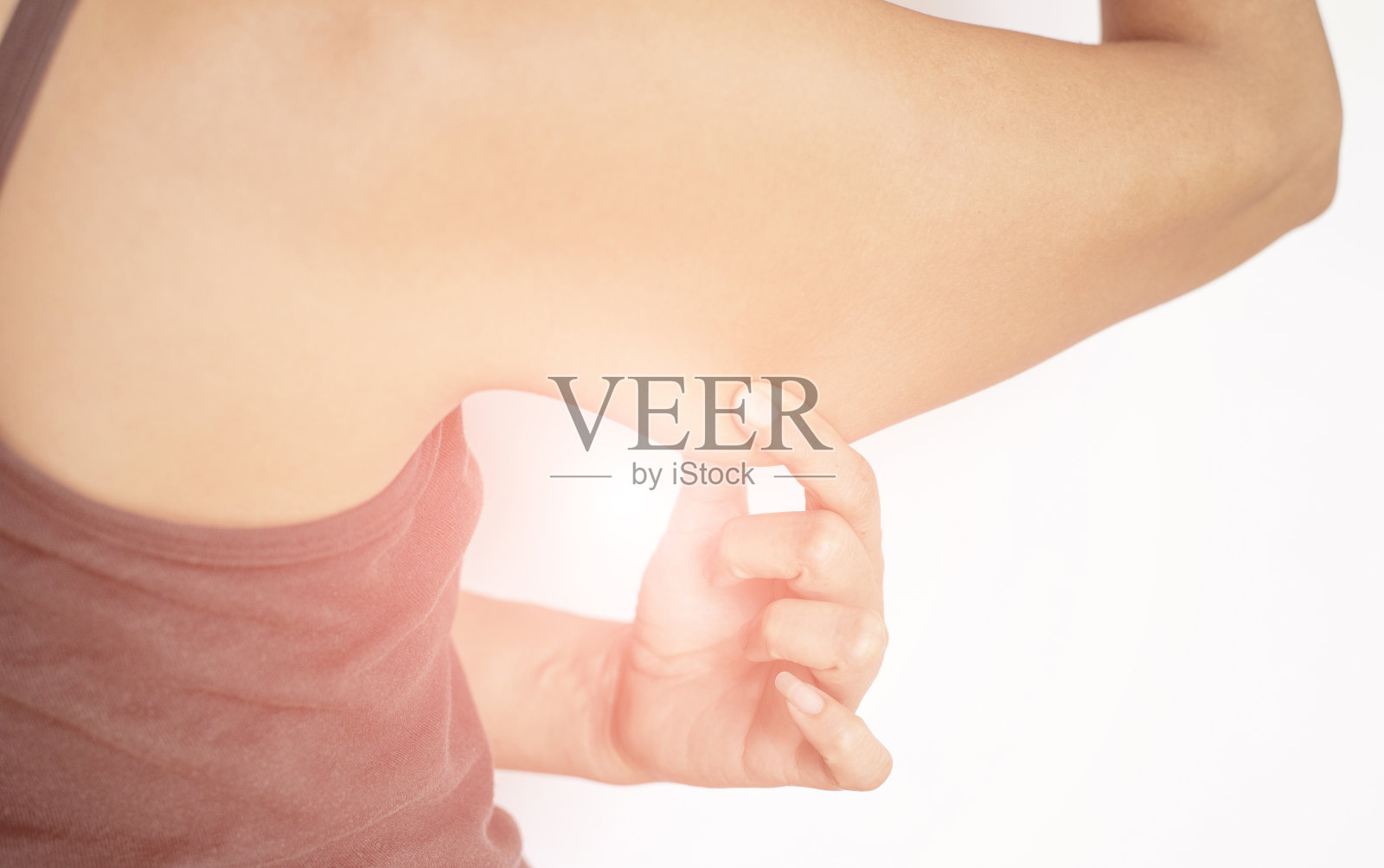 图片中的女性手势显示背部肌肉，腋下，皮肤下有脂肪。照片摄影图片