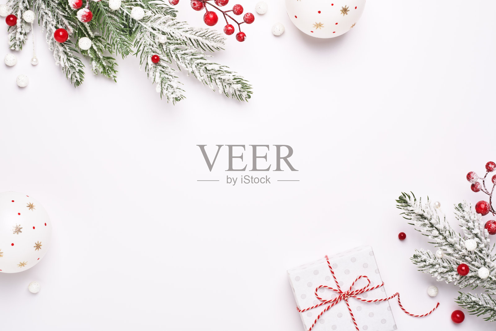 优雅的圣诞装饰框架，白色背景上的冷杉，复制空间。照片摄影图片