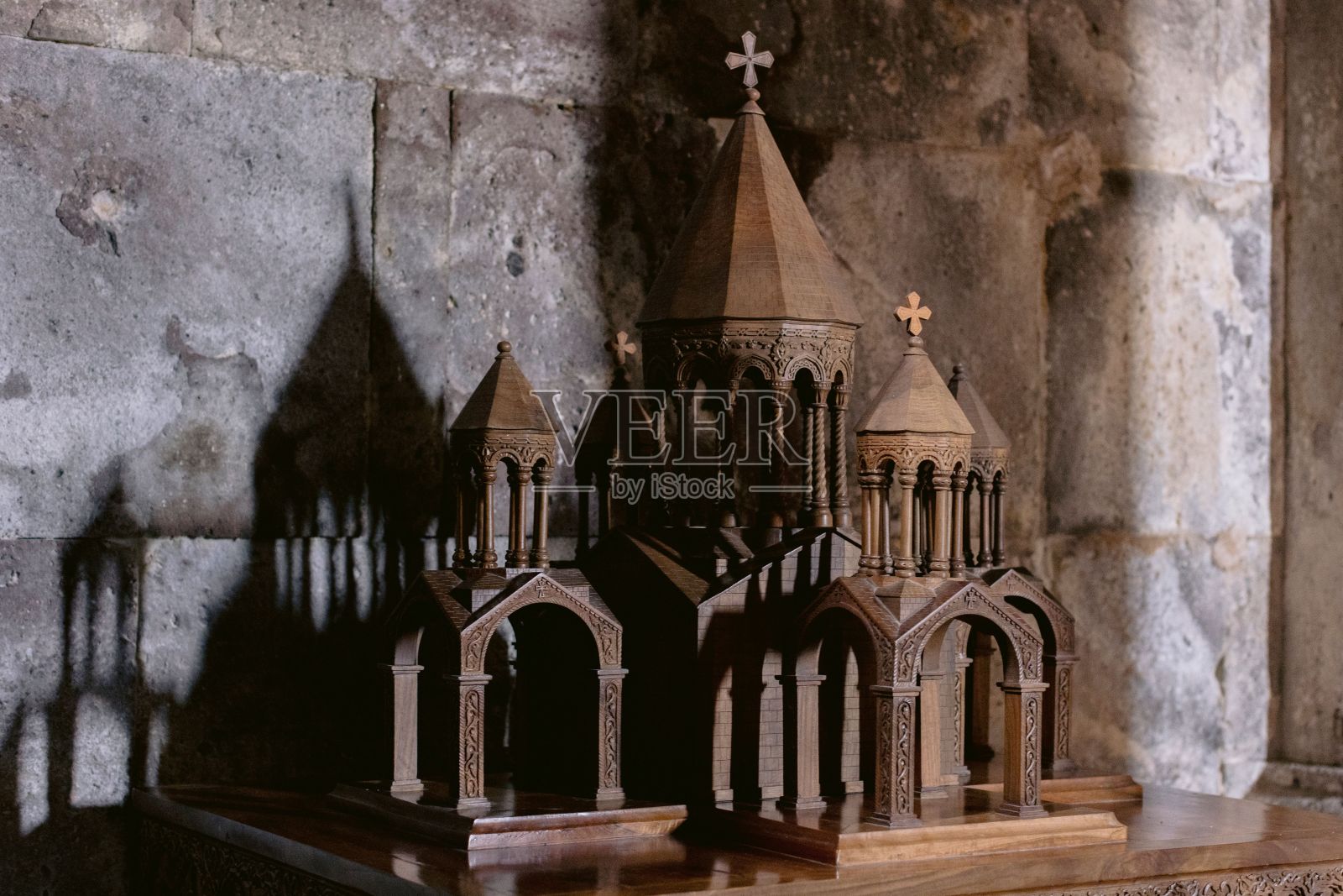 亚美尼亚教堂的木制微缩模型照片摄影图片