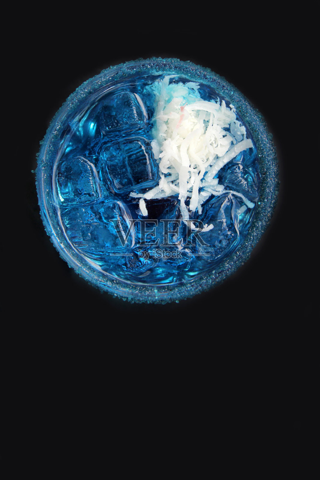 墨西哥流行的酒精饮料Azulitos或垂体用伏特加调制，伏特加是一种蓝色的能量饮料，用chamy和辣椒装饰照片摄影图片