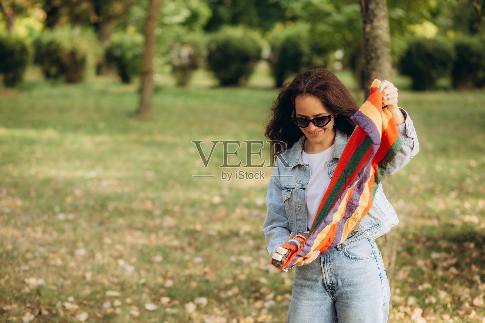 一名妇女悬挂吊床供户外消遣照片摄影图片