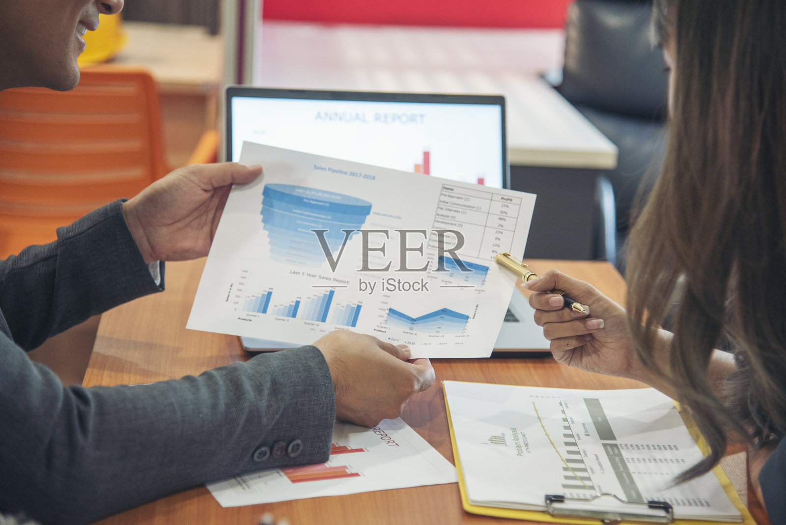 业务战略团队报告图表，图表，信息图数据分析财务报告计划。协助团队合作伙伴策划营销、财务、统计和销售报告，并使用excel电子表格会计照片摄影图片