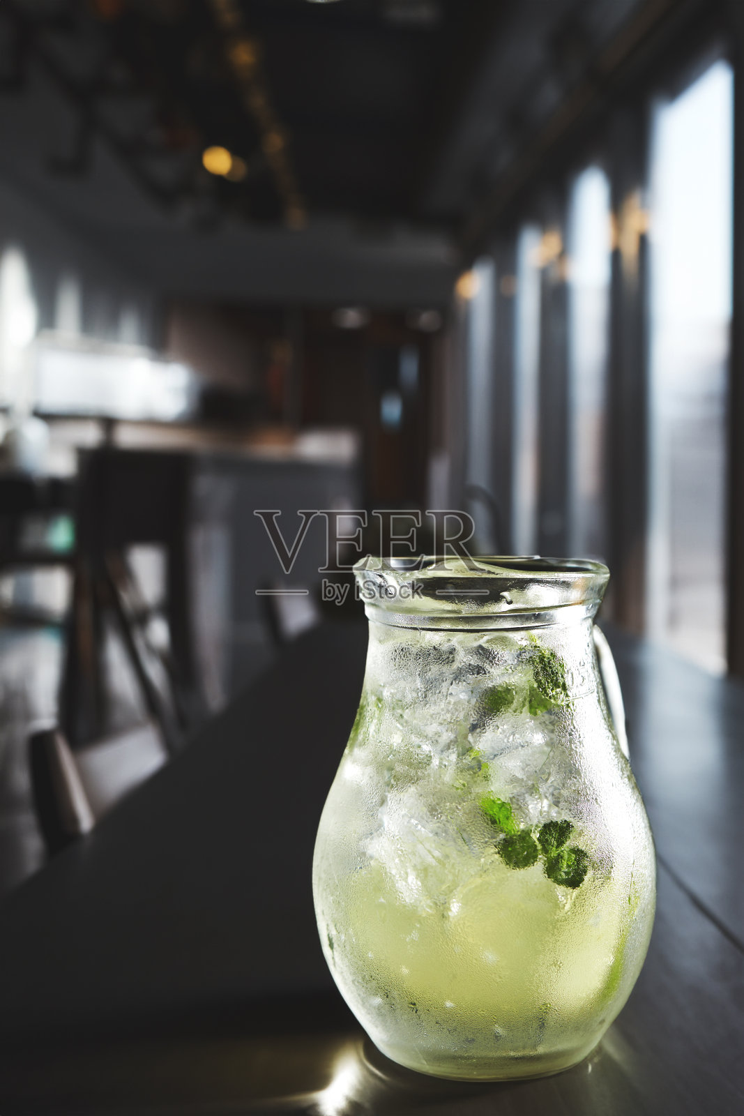 一杯柠檬水，咖啡馆背景照片摄影图片